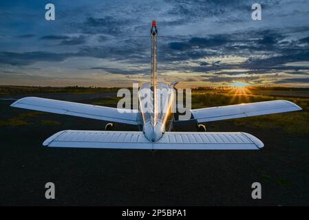 Piper Cherokee, G-BCJM a Charterhall airfield un ex RAF guerra stazione di aria per la formazione di notte piloti di caccia. Foto Stock