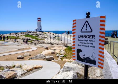 Peggy's Cove segnale di pericolo che avverte i turisti di onde alte e pericolo di annegamento, Nuova Scozia, Canada Foto Stock