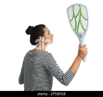 Giovane donna con mosca elettrica swatter su sfondo bianco. Insetto killer Foto Stock