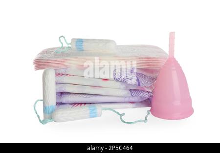 Tamponi mestruali e altri prodotti igienici su fondo bianco. Cura ginecologica Foto Stock