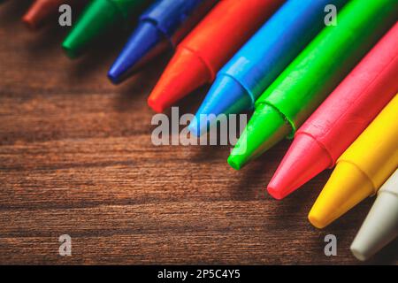 Diversi colori di cera pastelli di diverse tonalità. Utilizzato per dipingere o per l'intrattenimento dei bambini. Foto Stock