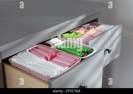 Cassettoni a cassettoni aperti con imbottiture mestruali, tamponi e pantyliner interni, primo piano Foto Stock