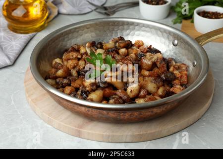 Gustosi cracklings fritti su un tavolo leggero. Lardo di maiale cotto Foto Stock
