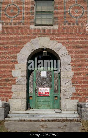 Porta di accesso al vecchio edificio con sezione saldata. C'è un segno che dice: PROPRIETÀ PRIVATA / NESSUN TRASGRESSIONE Foto Stock