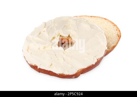 Delizioso bagel fresco con formaggio cremoso su sfondo bianco Foto Stock