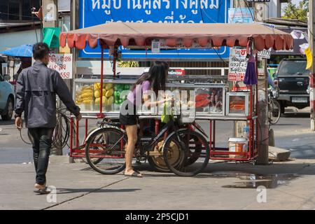 SAMUT PRAKAN, THAILANDIA, 29 2023 GENNAIO, le persone acquistano frutta fresca in uno stand mobile sulla strada Foto Stock