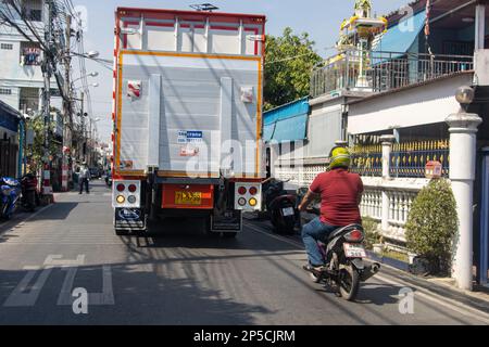 SAMUT PRAKAN, THAILANDIA, 29 2023 GENNAIO, Un camion sta bloccando una strada stretta Foto Stock