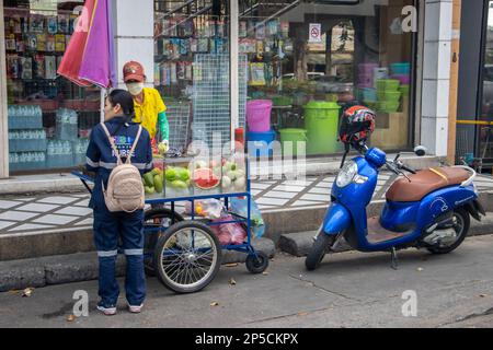 SAMUT PRAKAN, THAILANDIA, 04 2023 FEBBRAIO, vendere frutta fresca da un chiosco mobile sulla strada Foto Stock