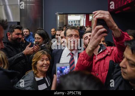 Ekrem ?mamo?lu, sindaco del comune metropolitano di Istanbul, scatta selfie con i sostenitori dopo aver dato la sua dichiarazione stampa. Il Partito popolare Repubblicano (CHP), il Partito IYI (IYI), il Partito futuro (GP), il Partito Felicit (SP), il Partito democrazia e progresso (DEVA) e il Partito democratico (DP), che hanno formato l'Alleanza Nazionale nelle elezioni presidenziali, si terranno il 14 maggio 2023. Nelle elezioni presidenziali, comunicato stampa presso la sede del partito Saadet, è stato annunciato che il candidato congiunto è il presidente della CHP Kemal K?l?cdaro?lu. Foto Stock