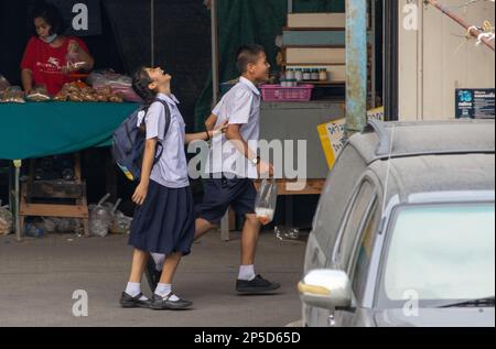 SAMUT PRAKAN, THAILANDIA, 17 2023 FEBBRAIO, gli scolari allegri vanno a casa dalla scuola Foto Stock