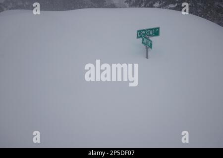 Mammoth Lakes, California. Febbraio 27, 2023. Un cartello stradale sepolto nella neve durante un blizzard invernale a Mammoth Lakes, California. Foto Stock