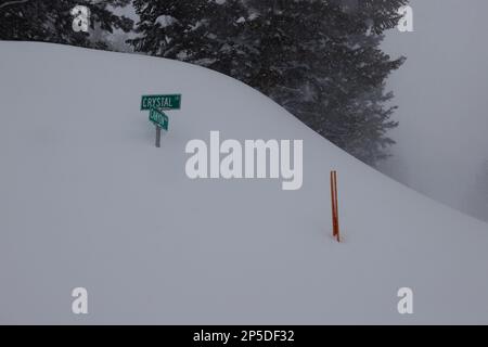 Mammoth Lakes, California. Febbraio 27, 2023. Un cartello stradale sepolto in una riva di neve durante una Blizzard a Mammoth Lakes, California. Foto Stock