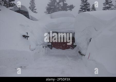 Mammoth Lakes, California. Febbraio 27, 2023. Una casa sepolta nella neve durante un blizzard a Mammoth Lakes, California. Foto Stock