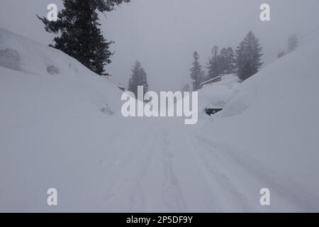 Mammoth Lakes, California. Febbraio 27, 2023. Una strada innevata durante una Blizzard invernale a Mammoth Lakes, California. Foto Stock