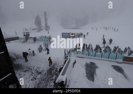 Mammoth Lakes, California. Febbraio 27, 2023. Gli sciatori e gli snowboarder si riuniscono di fronte al Canyon Lodge durante un periodo invernale di Blizzard presso la stazione sciistica di Mammoth Mountain Foto Stock