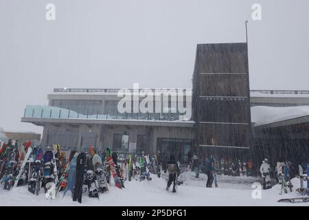 Mammoth Lakes, California. Febbraio 27, 2023. Gli sciatori e gli snowboarder si riuniscono di fronte al Canyon Lodge durante un periodo invernale di Blizzard presso la stazione sciistica di Mammoth Mountain Foto Stock