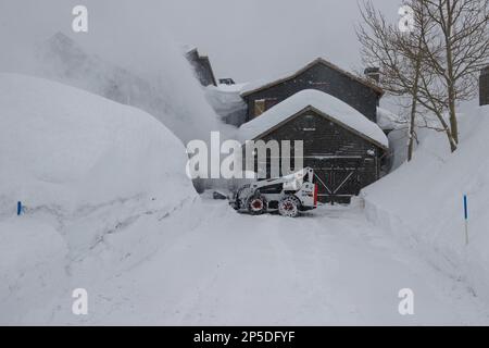 Mammoth Lakes, California. Febbraio 27, 2023. Una macchina per la rimozione della neve elimina la neve da un vialetto residenziale dopo una bufera invernale. Foto Stock