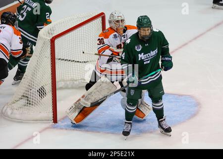 3 marzo 2023: Il portiere delle Tigri RIT Tommy Scarfone (30) batte con Mercyhurst Lakers in avanti Gueorgui Feduolov (14) nel secondo periodo. Il Rochester Institute of Technology Tigers ha ospitato i Mercyhurst University Lakers in una partita di quarti di finale dell'Atlantic Hockey Tournament al gene Polisseni Center di Rochester, New York. (Jonathan Tenca/CSM) Foto Stock