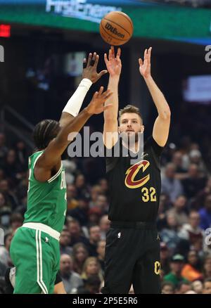 Cleveland, Stati Uniti. 06th Mar, 2023. Cleveland Cavaliers Forward Dean Wade (32) spara sui Boston Celtics Forward Jaylen Brown (7) al Rocket Mortgage Fieldhouse di Cleveland, Ohio lunedì 6 marzo 2023. Foto di Aaron Josefczyk/UPI Credit: UPI/Alamy Live News Foto Stock