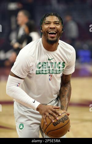 Cleveland, Stati Uniti. 06th Mar, 2023. Il guardiano dei Celtics di Boston Marcus Smart (36) ha una risata mentre pratica i tiri liberi prima del gioco dei Celtics contro i Cleveland Cavaliers al Rocket Mortgage Fieldhouse a Cleveland, Ohio lunedì 6 marzo 2023. Foto di Aaron Josefczyk/UPI Credit: UPI/Alamy Live News Foto Stock