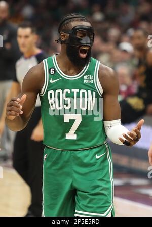 Cleveland, Stati Uniti. 06th Mar, 2023. Il guardiano dei Celtics di Boston Jaylon Brown (7) reagisce dopo essere stato fouled contro i Cavaliers di Cleveland al Rocket Mortgage Fieldhouse a Cleveland, Ohio il lunedì 6 marzo 2023. Foto di Aaron Josefczyk/UPI Credit: UPI/Alamy Live News Foto Stock