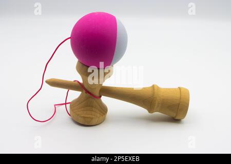 Kendama. È un giocattolo giapponese di agilità fatto di legno Foto Stock