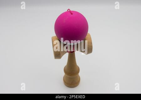 Kendama. È un giocattolo giapponese di agilità fatto di legno Foto Stock