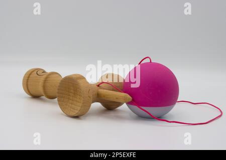 Kendama. È un giocattolo giapponese di agilità fatto di legno Foto Stock