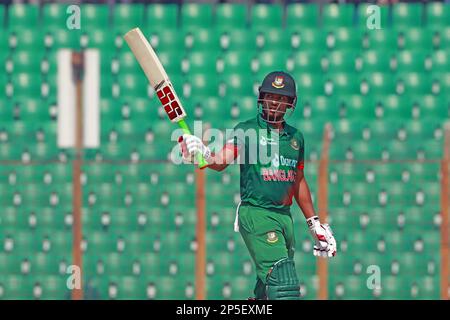 Nazmul Hasan Shanto festeggia le sue cinquanta manches durante la partita internazionale di un giorno del Bangladesh-Inghilterra 3rd allo stadio Zahur Ahmed Chowdhury di Sagorika Foto Stock