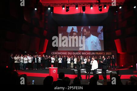 Strasburgo, Francia. 6th Mar, 2023. Lo chef francese Alexandre Couillon (2nd R, davanti) parla dopo essere stato premiato con una terza stella Michelin, durante la 2023 edizione della cerimonia di premiazione della Guida Michelin di Francia a Strasburgo, nella Francia orientale, il 6 marzo 2023. Lunedì a Strasburgo la Guida Michelin ha lanciato la sua 2023 edizione. Il ristorante la Marine dello chef francese Alexandre Couillon, situato nell'Ile de Noirmoutier, è stato premiato con la più alta distinzione di tre stelle. Credit: Gao Jing/Xinhua/Alamy Live News Foto Stock