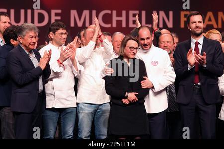 Strasburgo, Francia. 6th Mar, 2023. Lo Chef francese Alexandre Couillon (2nd R, davanti) festeggia con la moglie dopo aver ricevuto una terza stella Michelin, durante la 2023 edizione della cerimonia di premiazione della Guida Michelin di Francia a Strasburgo, nell'est della Francia, il 6 marzo 2023. Lunedì a Strasburgo la Guida Michelin ha lanciato la sua 2023 edizione. Il ristorante la Marine dello chef francese Alexandre Couillon, situato nell'Ile de Noirmoutier, è stato premiato con la più alta distinzione di tre stelle. Credit: Gao Jing/Xinhua/Alamy Live News Foto Stock