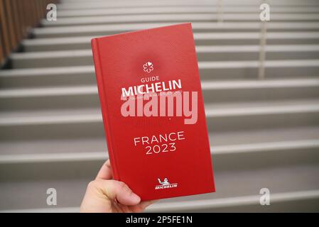 Strasburgo, Francia. 6th Mar, 2023. Una copia dell'edizione 2023 della Guida Michelin di Francia è raffigurata a Strasburgo, Francia orientale, 6 marzo 2023. Lunedì a Strasburgo la Guida Michelin ha lanciato la sua 2023 edizione. Il ristorante la Marine dello chef francese Alexandre Couillon, situato nell'Ile de Noirmoutier, è stato premiato con la più alta distinzione di tre stelle. Credit: Gao Jing/Xinhua/Alamy Live News Foto Stock