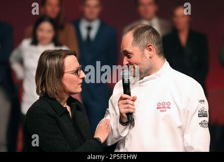 Strasburgo, Francia. 6th Mar, 2023. Lo chef francese Alexandre Couillon (R) parla mentre guarda la moglie dopo aver ricevuto una terza stella Michelin, durante la 2023 edizione della cerimonia di premiazione della Guida Michelin di Francia a Strasburgo, nella Francia orientale, il 6 marzo 2023. Lunedì a Strasburgo la Guida Michelin ha lanciato la sua 2023 edizione. Il ristorante la Marine dello chef francese Alexandre Couillon, situato nell'Ile de Noirmoutier, è stato premiato con la più alta distinzione di tre stelle. Credit: Gao Jing/Xinhua/Alamy Live News Foto Stock