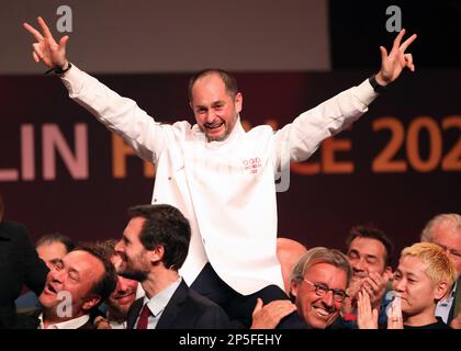 Strasburgo, Francia. 6th Mar, 2023. Lo chef francese Alexandre Couillon si è fatto un gesto dopo aver ricevuto una terza stella Michelin, durante la 2023 edizione della cerimonia di premiazione della Guida Michelin di Francia a Strasburgo, nella Francia orientale, il 6 marzo 2023. Lunedì a Strasburgo la Guida Michelin ha lanciato la sua 2023 edizione. Il ristorante la Marine dello chef francese Alexandre Couillon, situato nell'Ile de Noirmoutier, è stato premiato con la più alta distinzione di tre stelle. Credit: Gao Jing/Xinhua/Alamy Live News Foto Stock