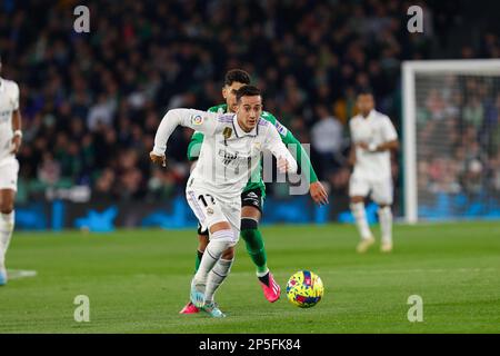 Siviglia, Spagna. 05th Mar, 2023. Lucas Vazquez (L) del Real Madrid visto in azione durante il giorno 24 della partita di Santander tra Real Betis e Real Madrid allo stadio Benito Villamarin. Punteggio finale: Real Betis 0:0 Real Madrid Credit: SOPA Images Limited/Alamy Live News Foto Stock