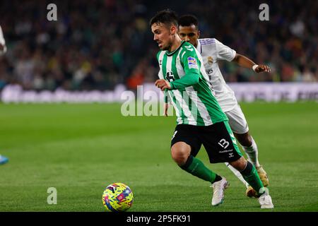 Siviglia, Spagna. 05th Mar, 2023. Rodri Sanchez (L) di Real Betis visto in azione durante il giorno 24 della partita di Santander tra Real Betis e Real Madrid allo stadio Benito Villamarin. Punteggio finale: Real Betis 0:0 Real Madrid Credit: SOPA Images Limited/Alamy Live News Foto Stock