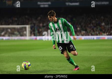 Siviglia, Spagna. 05th Mar, 2023. Juan Miranda di Real Betis visto in azione durante il giorno 24 della partita di Santander tra Real Betis e Real Madrid allo stadio Benito Villamarin. Punteggio finale: Real Betis 0:0 Real Madrid Credit: SOPA Images Limited/Alamy Live News Foto Stock