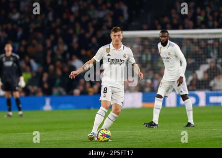 Siviglia, Spagna. 05th Mar, 2023. Toni Kroos (C) del Real Madrid visto in azione durante il giorno 24 della partita di Santander tra Real Betis e Real Madrid allo stadio Benito Villamarin. Punteggio finale: Real Betis 0:0 Real Madrid (Photo by Lorena Martin/SOPA Images/Sipa USA) Credit: Sipa USA/Alamy Live News Foto Stock