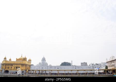 Bella vista del Tempio d'oro (Harmandir Sahib) in Amritsar, Punjab, India, famoso simbolo indiano sikh, Tempio d'oro, il santuario principale dei Sikh Foto Stock