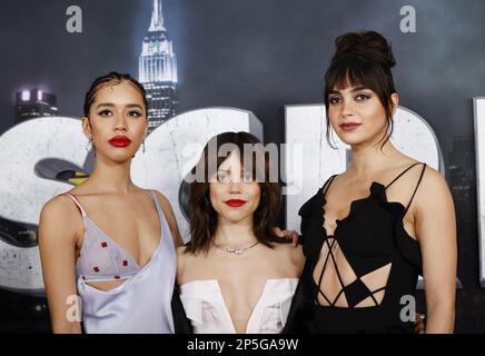 New York, Stati Uniti. 06th Mar, 2023. Jasmin Savoy Brown, Jenna Ortega e Melissa Barrera arrivano sul tappeto rosso alla prima mondiale di 'Scream VI' presso AMC Lincoln Square lunedì 6 marzo 2023 a New York City. Foto di John Angelillo/UPI Credit: UPI/Alamy Live News Foto Stock