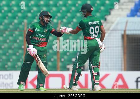 Mushfiqur Rahi e Nazmul Hasan Shanto durante il 3rd° incontro internazionale di un giorno in Bangladesh-Inghilterra allo stadio Zahur Ahmed Chowdhury di Sagorika, Chatt Foto Stock