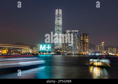 L'ICC International Commerce Centre e il nuovissimo museo M+ di cultura visiva di Hong Kong, Victoria Harbour, Hong Kong, Cina. Foto Stock