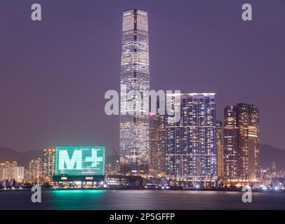 L'ICC International Commerce Centre e il nuovissimo museo M+ di cultura visiva di Hong Kong, Victoria Harbour, Hong Kong, Cina. Foto Stock