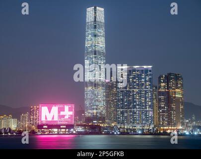 L'ICC International Commerce Centre e il nuovissimo museo M+ di cultura visiva di Hong Kong, Victoria Harbour, Hong Kong, Cina. Foto Stock