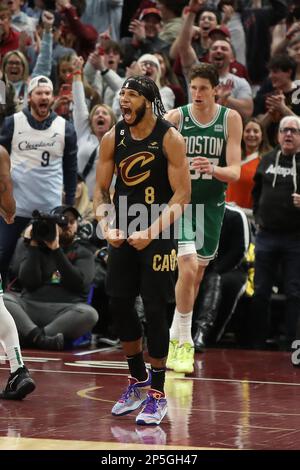 Cleveland, Stati Uniti. 06th Mar, 2023. Il Cleveland Cavaliers Forward Lamar Stevens (8) reagisce dopo aver segnato un paniere negli straordinari contro i Boston Celtics al Rocket Mortgage Fieldhouse di Cleveland, Ohio, lunedì 6 marzo 2023. Foto di Aaron Josefczyk/UPI Credit: UPI/Alamy Live News Foto Stock