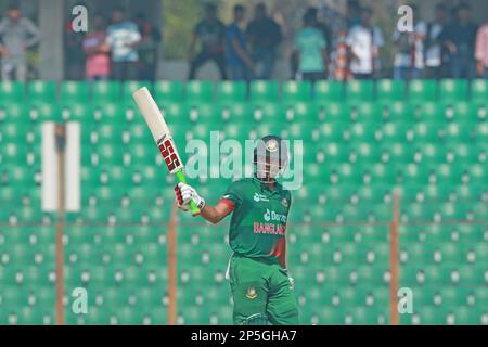 Nazmul Hasan Shanto festeggia le sue cinquanta manches durante la partita internazionale di un giorno del Bangladesh-Inghilterra 3rd allo stadio Zahur Ahmed Chowdhury di Sagorika Foto Stock