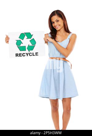 Crede nella protezione dell'ambiente. Giovane donna sorridente e che tiene in mano un poster con il logo di riciclaggio su uno sfondo bianco. Foto Stock