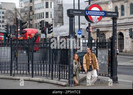 Ingresso della stazione della metropolitana. Metropolitana con mezzi pubblici vicino a Trafalgar Square. Cartello con il logo della metropolitana, Transport for London Foto Stock