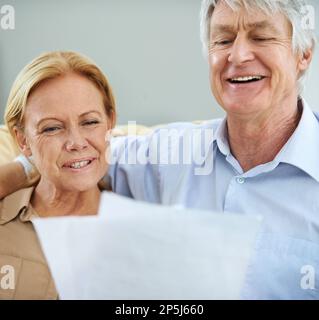 Theyre a destra sulla pista con il loro programma di pensione. una coppia anziana felice che va sopra il loro lavoro di ufficio insieme nel paese. Foto Stock