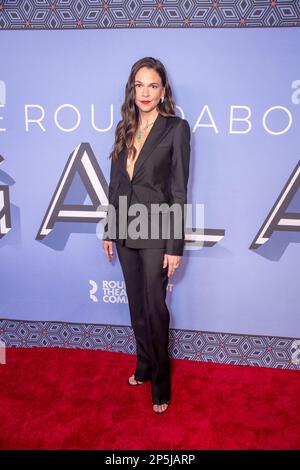 NEW YORK, NEW YORK - 06 MARZO: Sutton Foster partecipa al Roundabout Theatre Company Gala del 2022 presso la sala da ballo Ziegfeld il 06 marzo 2023 a New York City. Foto Stock